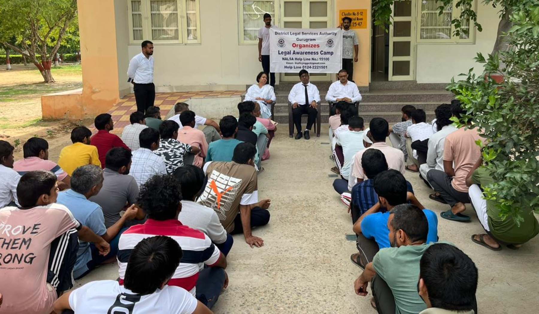 गुरुग्राम जिला जेल भोंडसी में एक विशेष विधिक जागरुकता कार्यक्रम में जानकारी देते पैनल अधिवक्ता।