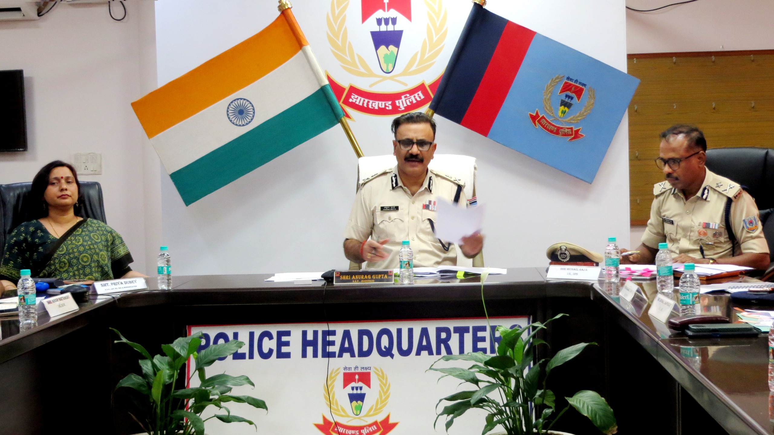 बैठक करते डीजीपी बैठक करते डीजीपी