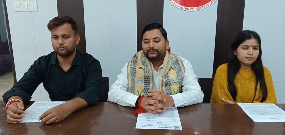 प्रेस वार्ता करते एबीवीपी कार्यकर्ता प्रेस वार्ता करते एबीवीपी कार्यकर्ता