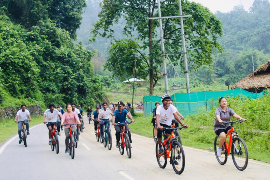 अरुणाचलः भारतीय सेना के सौजन्य से आलो में आयोजित साइकिल रैली का दृश्य।