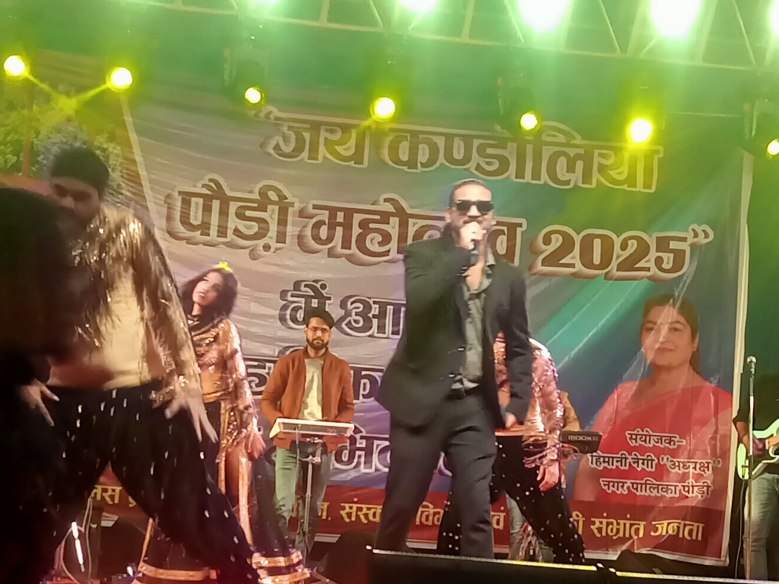 जय कंडोलिय पौड़ी महोत्सव में प्रस्तुति देते कलाकार जय कंडोलिय पौड़ी महोत्सव में प्रस्तुति देते कलाकार