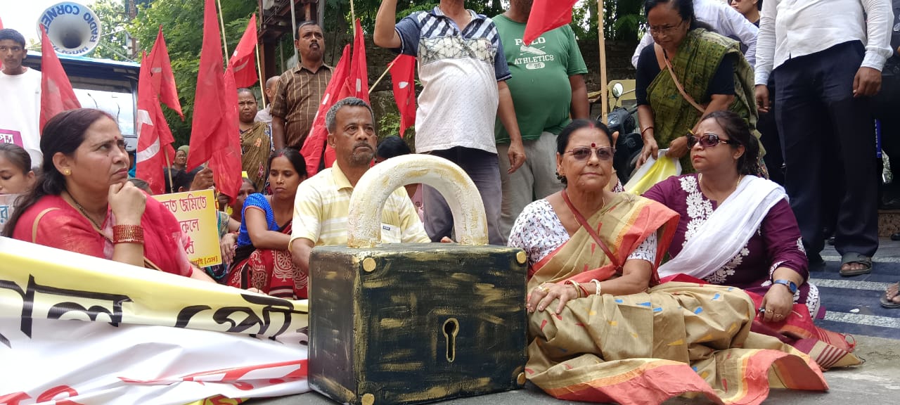 शहर में जल संकट! माकपा का दो नंबर बोरो कार्यालय घेराव शहर में जल संकट! माकपा का दो नंबर बोरो कार्यालय घेराव