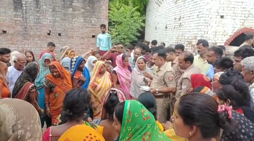 मौके पर पहुंची पुलिस समझाते हुए मौके पर पहुंची पुलिस समझाते हुए
