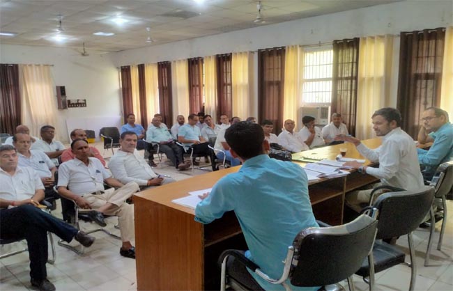 स्वास्थ्य निरीक्षकों की बैठक लेते डा. मनीष यादव। स्वास्थ्य निरीक्षकों की बैठक लेते डा. मनीष यादव।