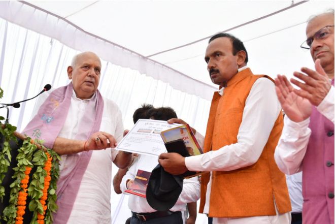 किसानों से संवाद करते कृषि मंत्री सूर्य प्रताप शाही किसानों से संवाद करते कृषि मंत्री सूर्य प्रताप शाही