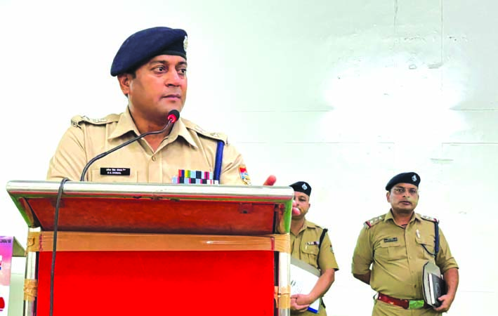 ब्रीफ करते हुए ब्रीफ करते हुए