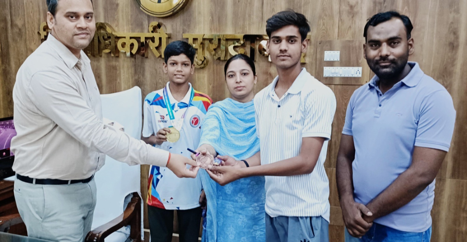 राष्ट्रीय कैडेट ताइक्वांडो प्रतियोगिता में स्वर्ण पदक जीतने वाले आशीष सिंह को सम्मानित करते जिलाधिकारी अनुज सिंह । राष्ट्रीय कैडेट ताइक्वांडो प्रतियोगिता में स्वर्ण पदक जीतने वाले आशीष सिंह को सम्मानित करते जिलाधिकारी अनुज सिंह ।