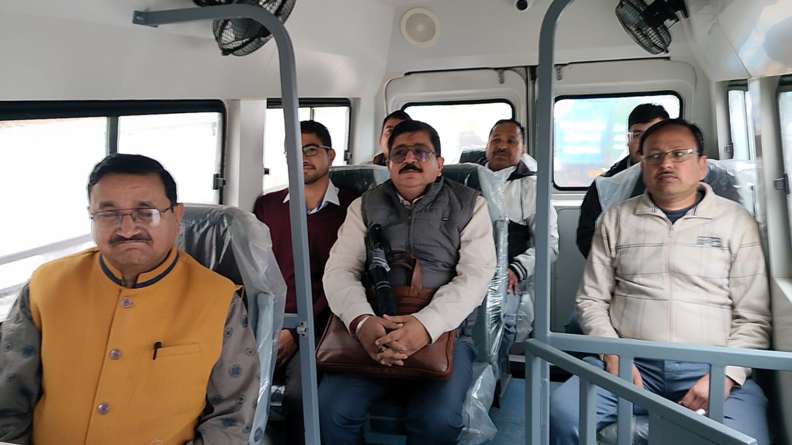 पौड़ी में बस से ऑफिस आते अधिकारी पौड़ी में बस से ऑफिस आते अधिकारी