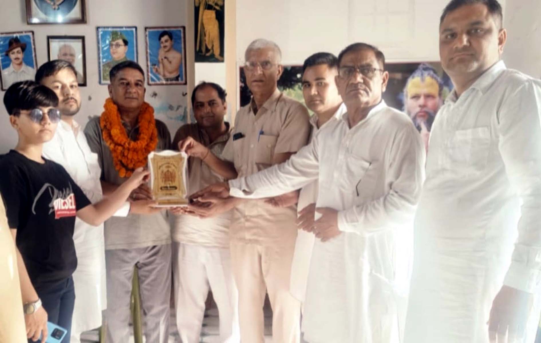 धर्मशाला में उपस्थित समाज के गणमान्य व्यक्ति। धर्मशाला में उपस्थित समाज के गणमान्य व्यक्ति।