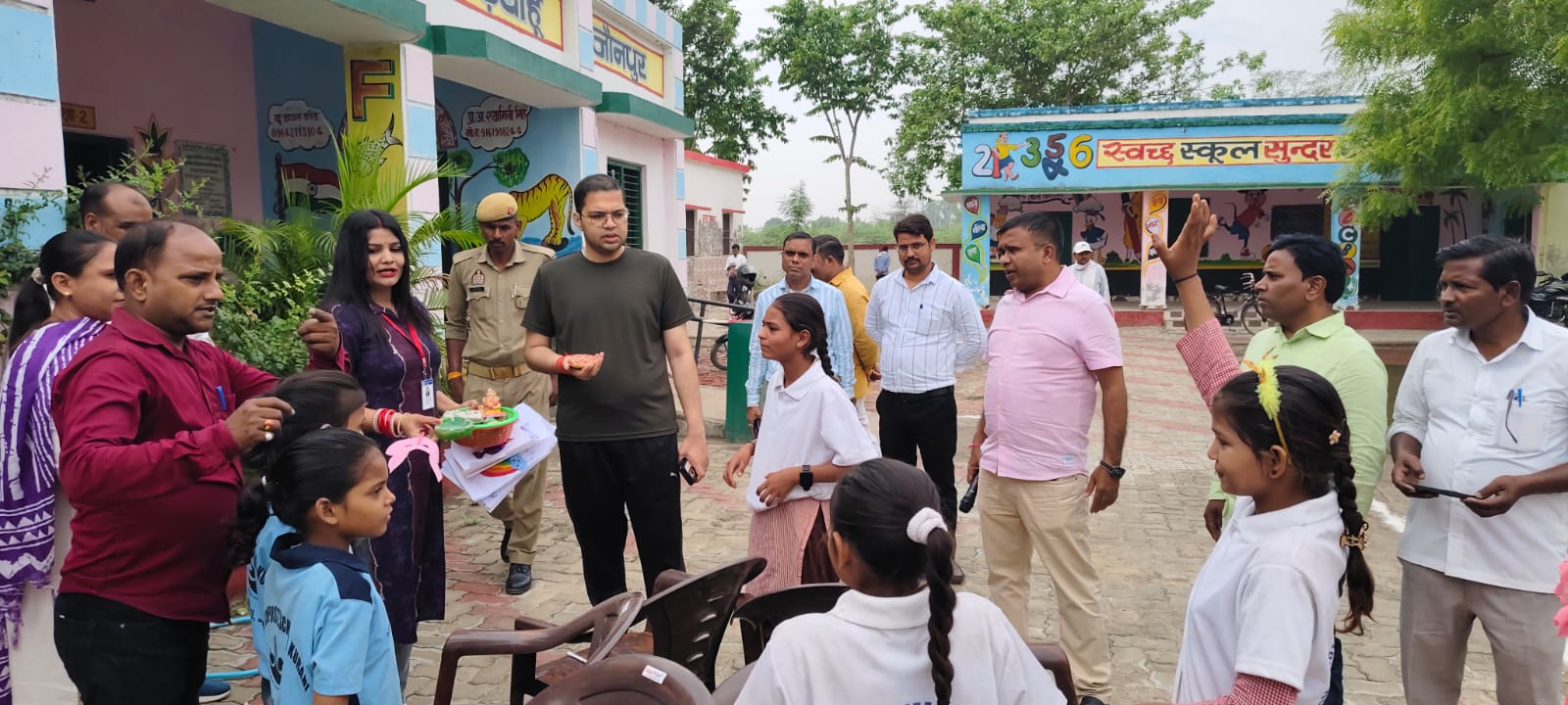 समर कैंप का जायजा लेते मुख्य विकाश अधिकारी बच्चों से बात करते हुए