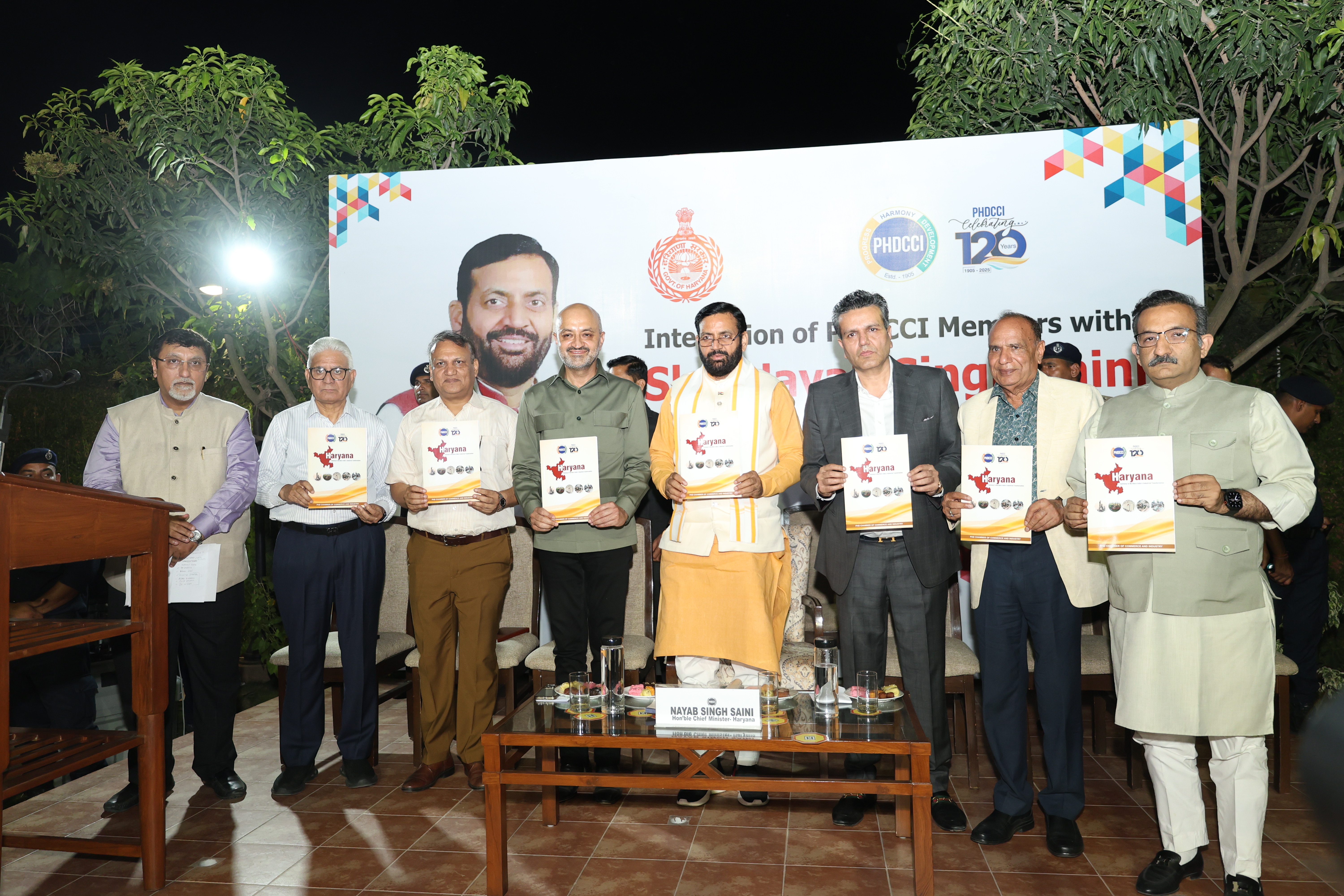 हरियाणा के मुख्यमंत्री नायब सैनी पीएचडी चैंबर की पुस्तिका का विमोचन करते हुए हरियाणा के मुख्यमंत्री नायब सैनी पीएचडी चैंबर की पुस्तिका का विमोचन करते हुए