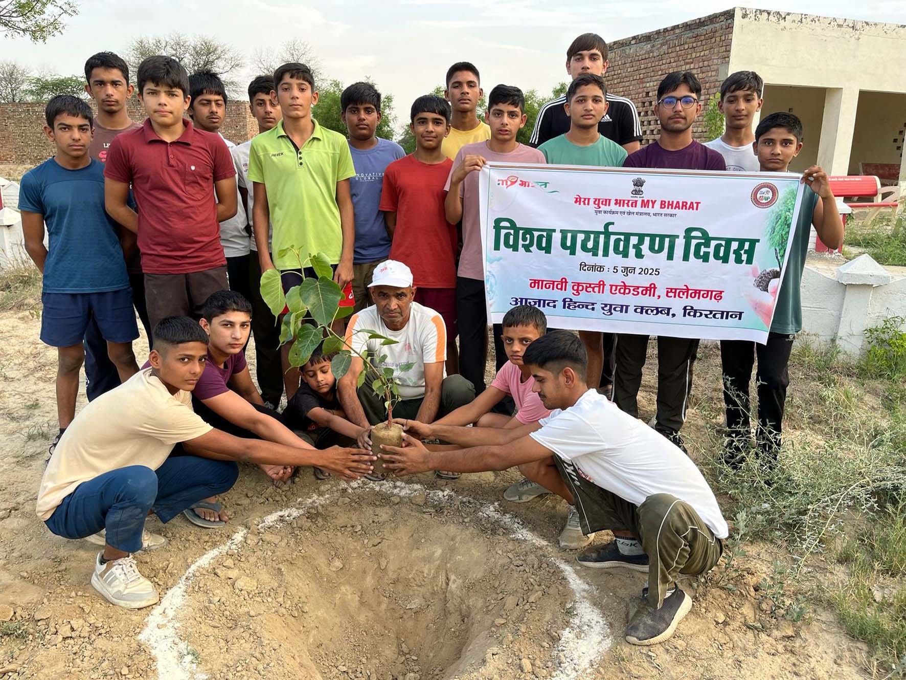 सलेमगढ़ में पौधरोपण करते संगठनों के पदाधिकारी। सलेमगढ़ में पौधरोपण करते संगठनों के पदाधिकारी।