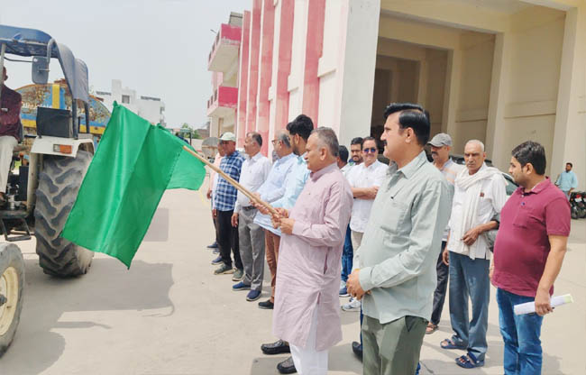 सोनीपत: मेयर राजीव जैन और निगम आयुक्त हर्षित कुमार ने जल आपूर्ति टैंकरों को झंडी दिखाते हुए। सोनीपत: मेयर राजीव जैन और निगम आयुक्त हर्षित कुमार ने जल आपूर्ति टैंकरों को झंडी दिखाते हुए।