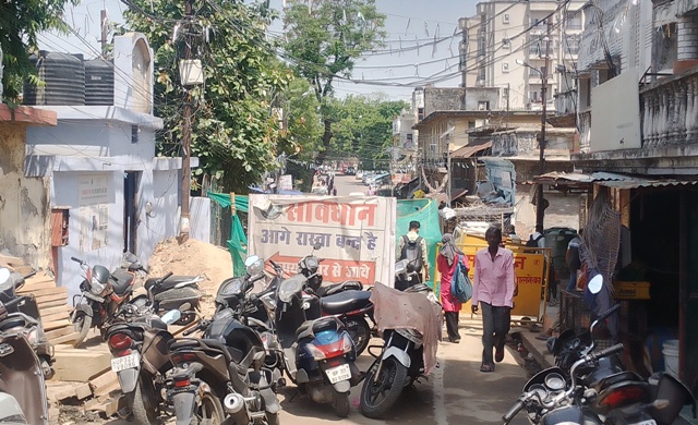 सीवर लाईन कार्य के कारण मोहन मेकिन मार्ग बंद सीवर लाईन कार्य के कारण मोहन मेकिन मार्ग बंद