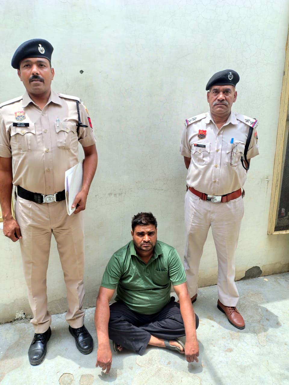 गिरफ्तार किया गया आरोपित गिरफ्तार किया गया आरोपित