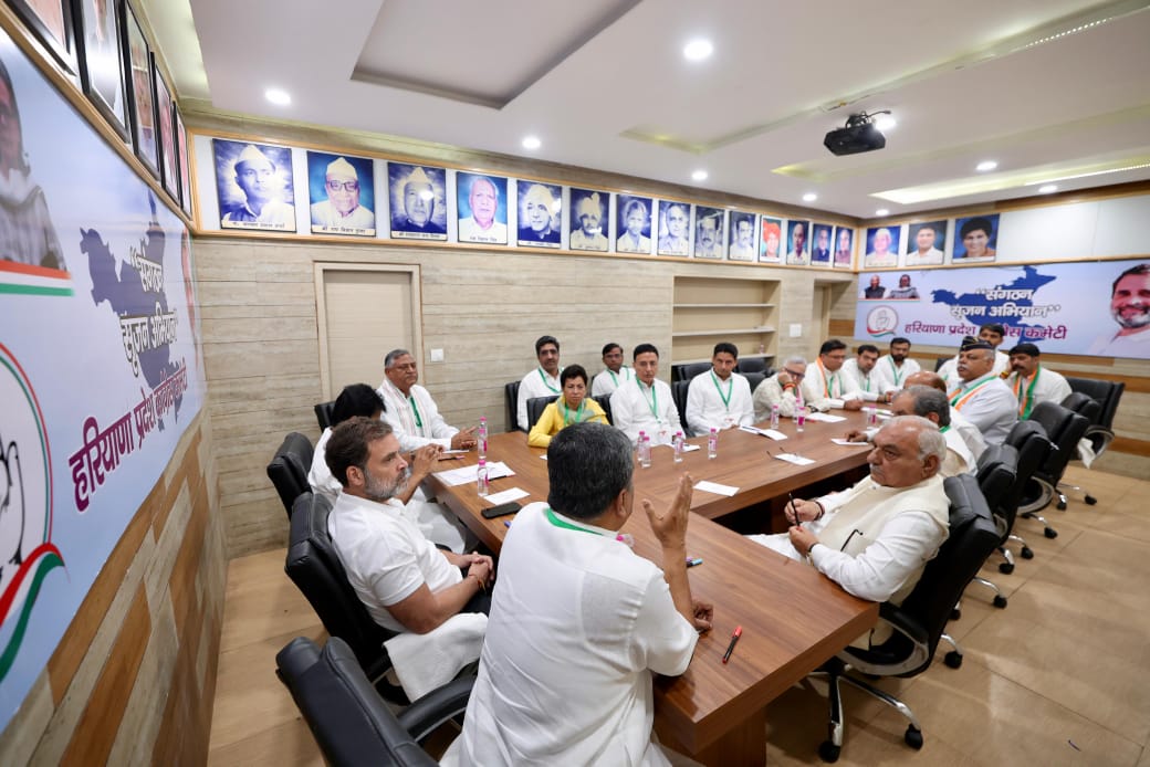 कांग्रेस नेता राहुल गांधी चंडीगढ़ में बैठक लेते हुए कांग्रेस नेता राहुल गांधी चंडीगढ़ में बैठक लेते हुए