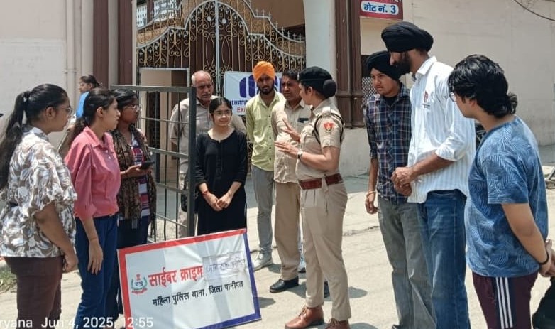 साइबर क्राइम से बचने के लिए लोगों को जागरूक करती साइबर टीम साइबर क्राइम से बचने के लिए लोगों को जागरूक करती साइबर टीम