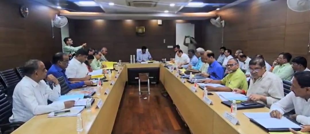 केडीए सभागार में अधिकारियों के साथ बैठक करते मंडलायुक्त डॉ. के. विजेंद्र पांडियन केडीए सभागार में अधिकारियों के साथ बैठक करते मंडलायुक्त डॉ. के. विजेंद्र पांडियन