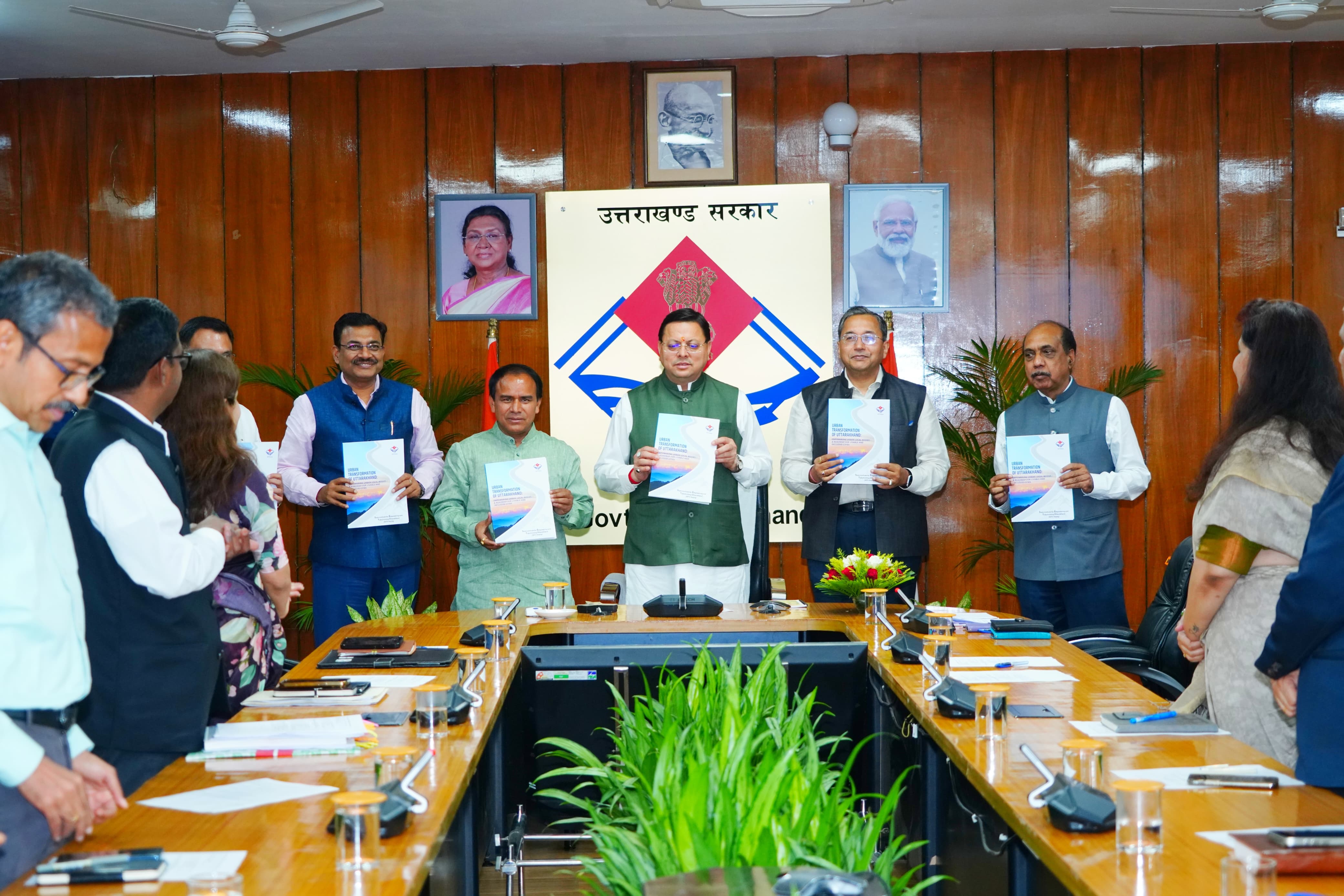 सेतु आयोग सचिवालय में मुख्यमंत्री को रिपोर्ट सौंपते। सेतु आयोग सचिवालय में मुख्यमंत्री को रिपोर्ट सौंपते।