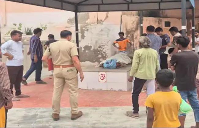 रेवाड़ी के सेक्टर एक श्मशान भूमि में मौजूद पुलिस व अन्य। रेवाड़ी के सेक्टर एक श्मशान भूमि में मौजूद पुलिस व अन्य।