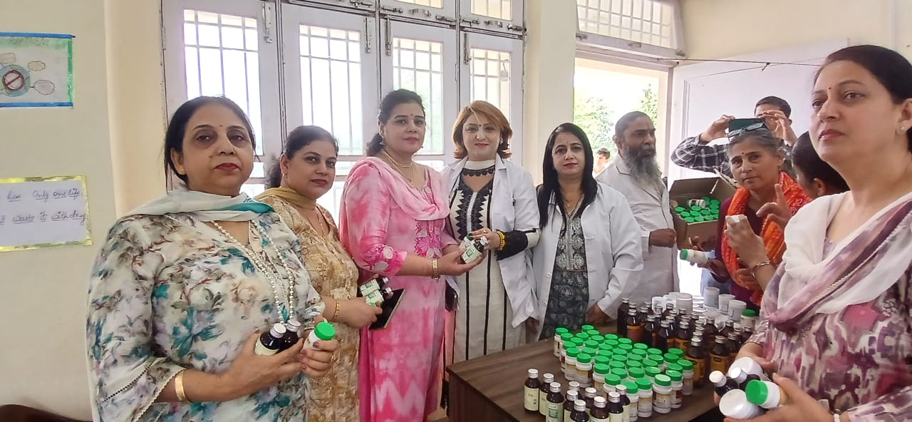 एनजीओ ने मुट्ठी मुठी में आयुष बहुविशेषज्ञ चिकित्सा शिविर का आयोजन किया एनजीओ ने मुट्ठी मुठी में आयुष बहुविशेषज्ञ चिकित्सा शिविर का आयोजन किया