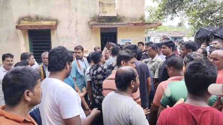 नियमति काम के मांग पर मजदूरों ने फैक्ट्री में काम बंद कर किया विरोध प्रदर्शन नियमति काम के मांग पर मजदूरों ने फैक्ट्री में काम बंद कर किया विरोध प्रदर्शन