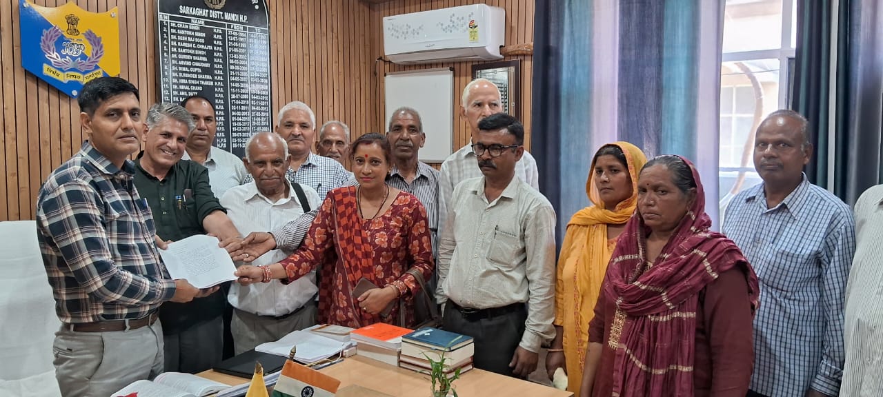 एफआईआर दर्ज करवाने के लिए थाना पहुंचे लोग तथा थाना में इसकी प्रति प्रभारी को सौंपते हुए एफआईआर दर्ज करवाने के लिए थाना पहुंचे लोग तथा थाना में इसकी प्रति प्रभारी को सौंपते हुए