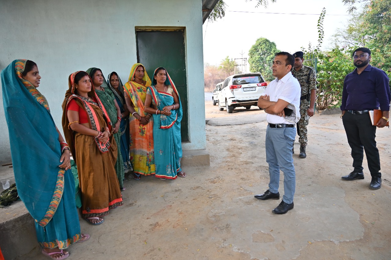 जांजगीर कलेक्टर जन्मेजय महोबे ने किया टसर केंद्र महुदा (च) का निरीक्षण जांजगीर कलेक्टर जन्मेजय महोबे ने किया टसर केंद्र महुदा (च) का निरीक्षण