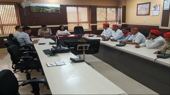 ग्वालियरः कलेक्टर-एसएसपी ने समाजवादी पार्टी के पदाधिकारियों से की चर्चा ग्वालियरः कलेक्टर-एसएसपी ने समाजवादी पार्टी के पदाधिकारियों से की चर्चा