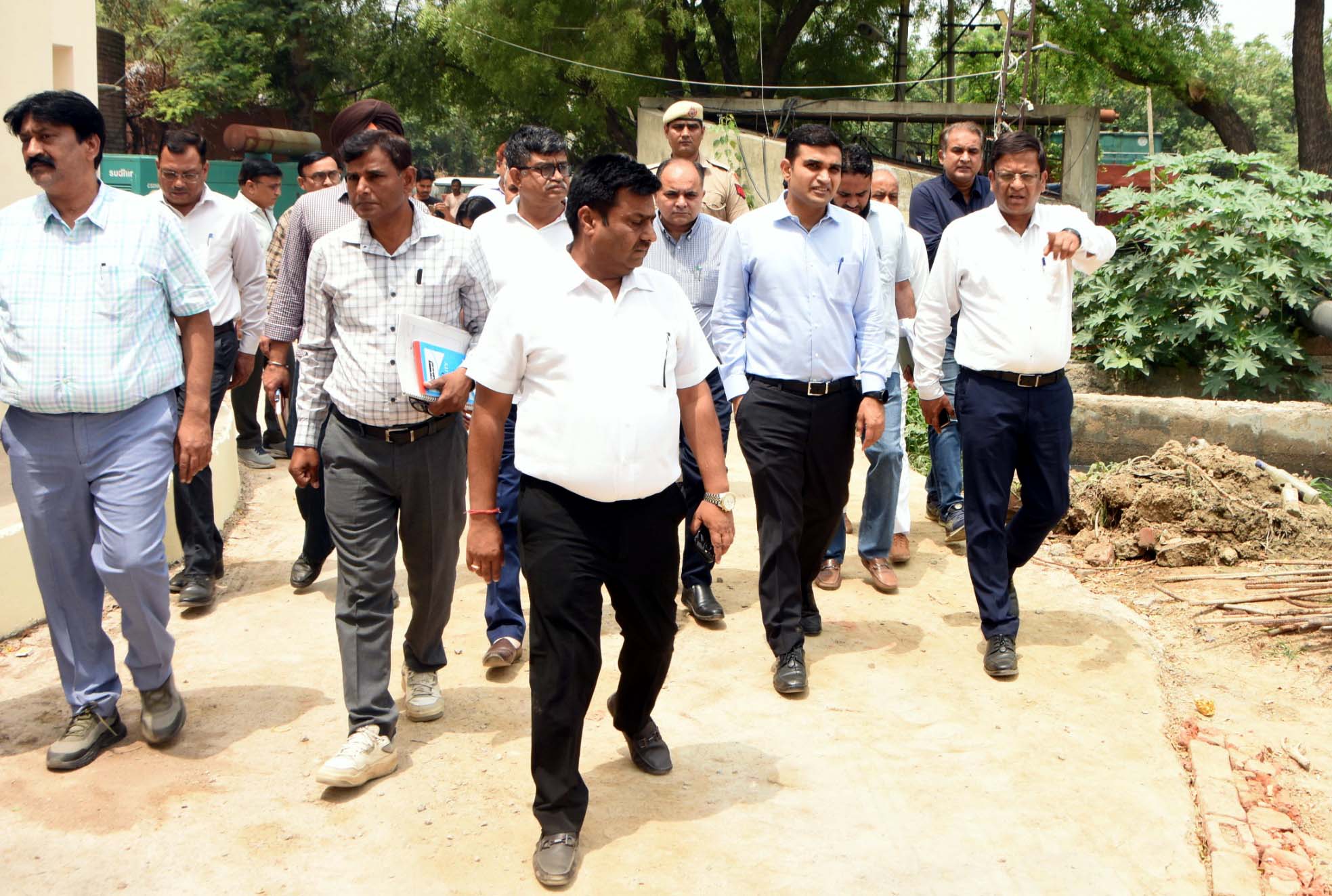डीसी विक्रम सिंह अधिकारियों संग शहर के अंडरपास व ड्रेनेज सिस्टम का निरीक्षण करते हुए डीसी विक्रम सिंह अधिकारियों संग शहर के अंडरपास व ड्रेनेज सिस्टम का निरीक्षण करते हुए