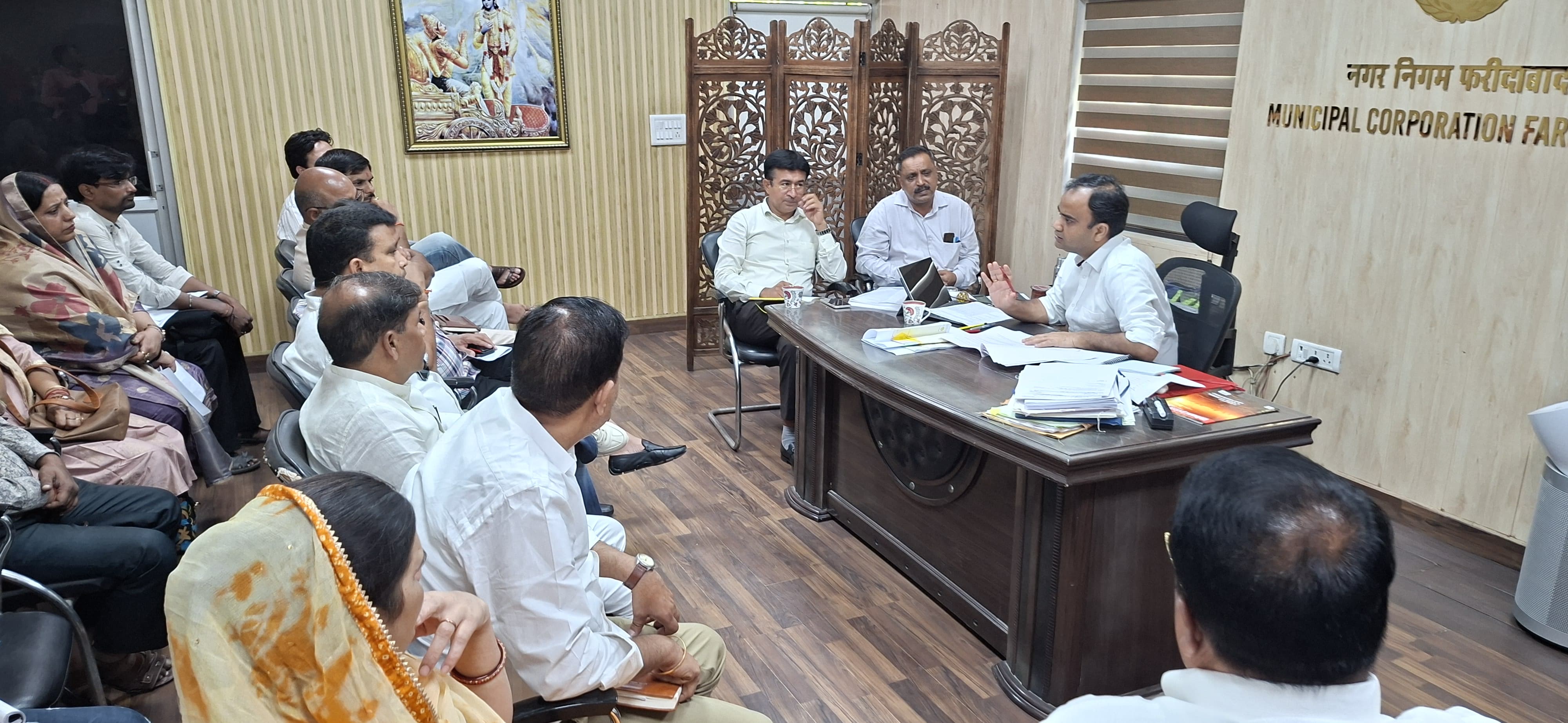 तिगांव विधानसभा के वार्ड पार्षदों के साथ बैठक करते हुए निगम आयुक्त धीरेंद्र खडग़टा