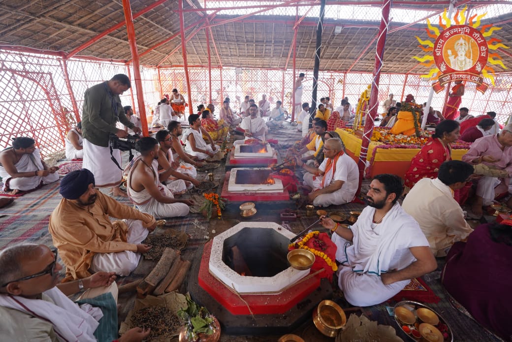 प्रथम दिवस पर यज्ञशाला में विभिन्न शास्त्रीय अनुष्ठान प्रथम दिवस पर यज्ञशाला में विभिन्न शास्त्रीय अनुष्ठान
