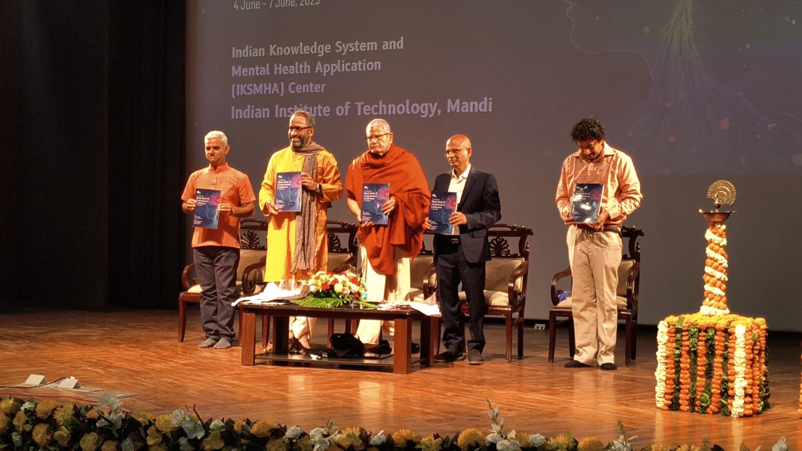 माइंड , ब्रेन एंड कॉन्शसनेस कांफ्रेंस एमबसीसी-2025 का शुभारंभ करते हुए।