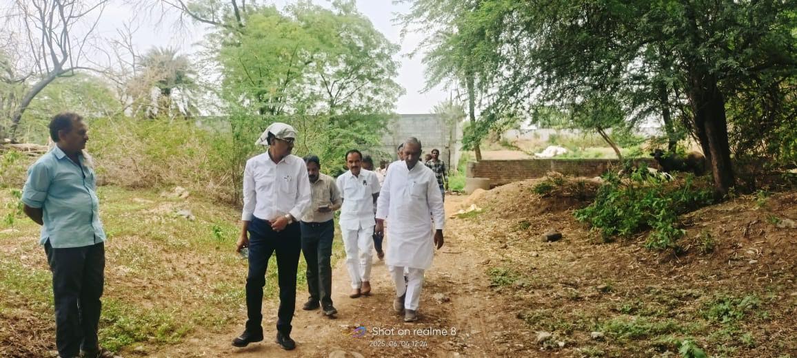 शिवना नदी पर बनेगी नवीन पुलिया, क्षेत्रवासियों को बचेगा समय और ईंधन, राज्यसभा सांसद ने नपा अमले के साथ किया निरीक्षण2मृ शिवना नदी पर बनेगी नवीन पुलिया, क्षेत्रवासियों को बचेगा समय और ईंधन, राज्यसभा सांसद ने नपा अमले के साथ किया निरीक्षण2मृ