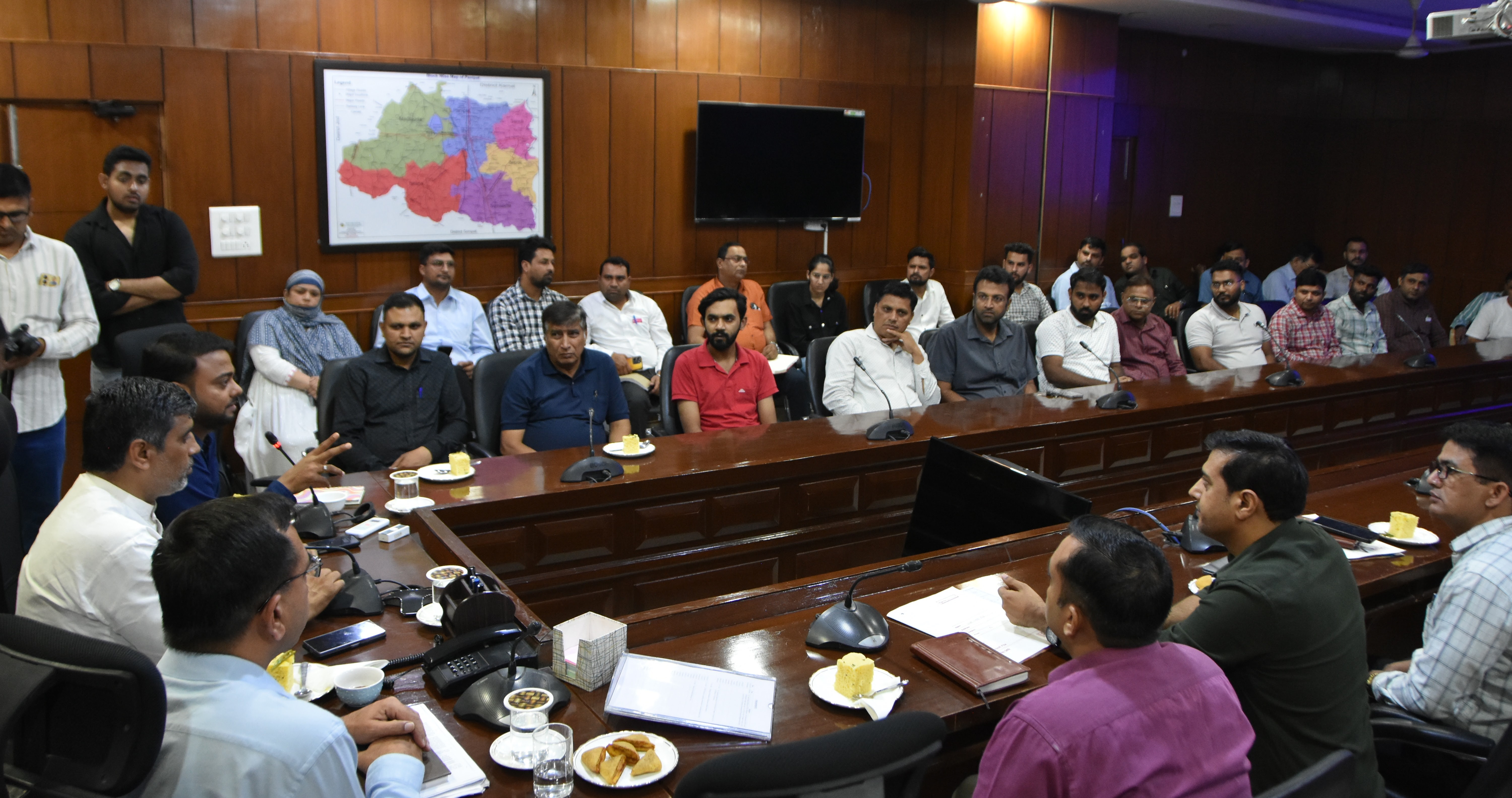 पानीपत में आयुष्मान मित्र व डॉक्टरों की बैठक लेते शिक्षा मंत्री महिपाल ढांडा पानीपत में आयुष्मान मित्र व डॉक्टरों की बैठक लेते शिक्षा मंत्री महिपाल ढांडा