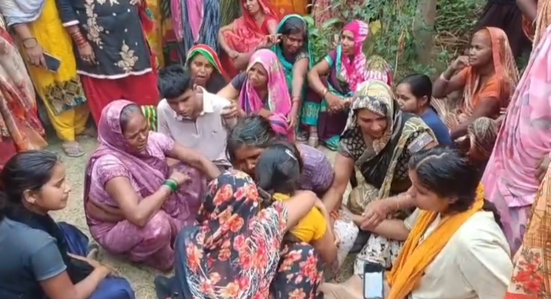 रोते बिलखते परिजन रोते बिलखते परिजन