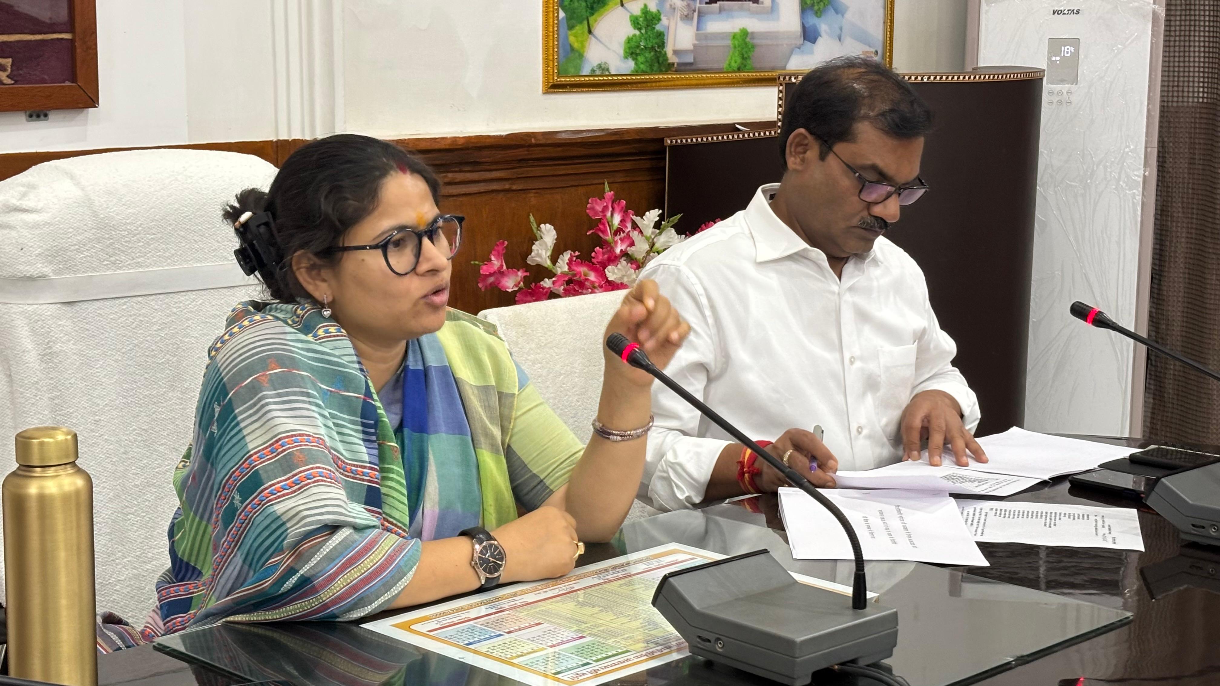 फ्लड स्टीयरिंग ग्रुप कमेटी की बैठक लेती डीएम प्रियंका निरंजन