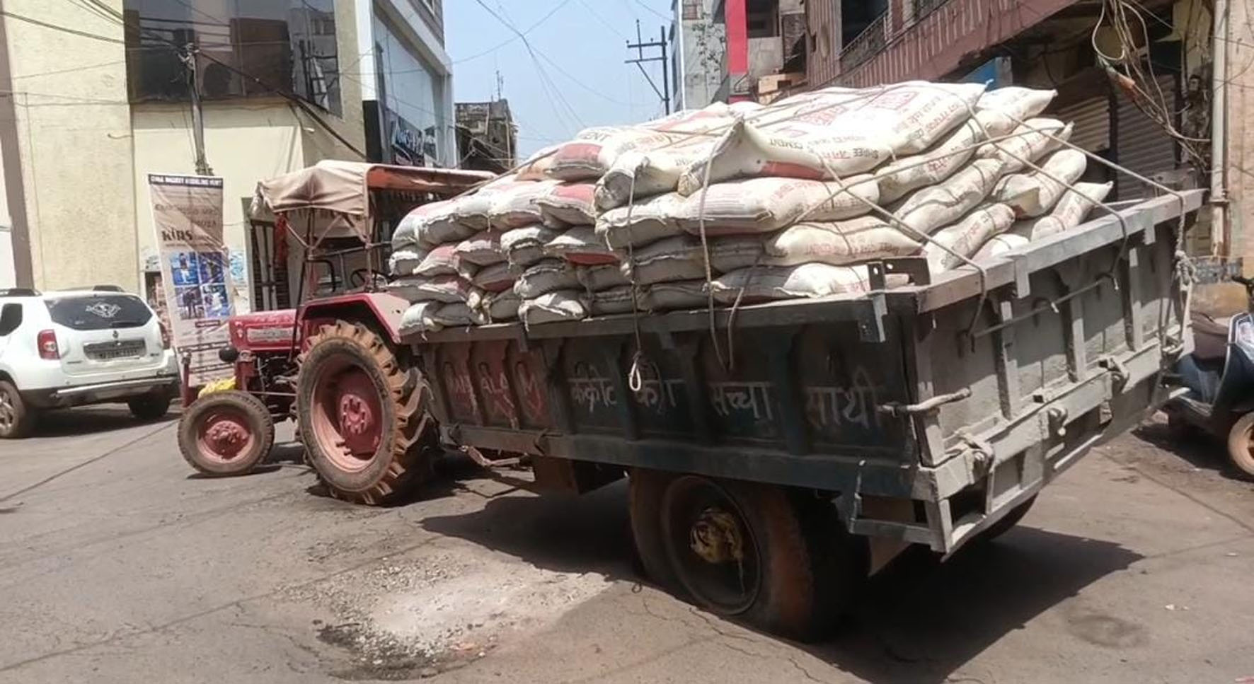 नयापुरा में रोड धंसने से ट्रेक्टर-ट्रॉली फंसी नयापुरा में रोड धंसने से ट्रेक्टर-ट्रॉली फंसी