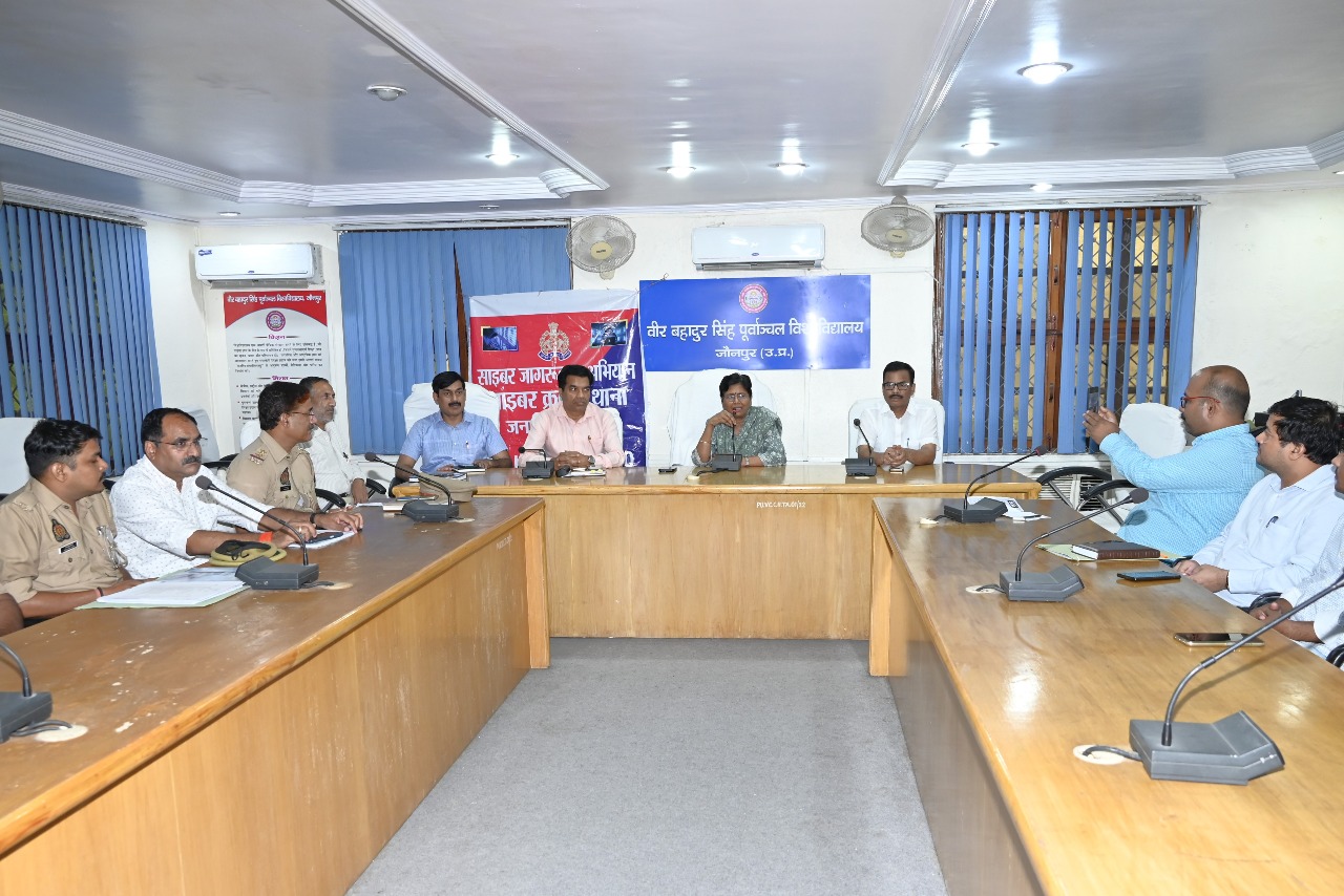 विश्वविद्यालय में साइबर अपराध जागरूकता कार्यक्रम में भाग लेते हुए कुलपति डॉ वंदना सिंह एवं अन्य लोग विश्वविद्यालय में साइबर अपराध जागरूकता कार्यक्रम में भाग लेते हुए कुलपति डॉ वंदना सिंह एवं अन्य लोग