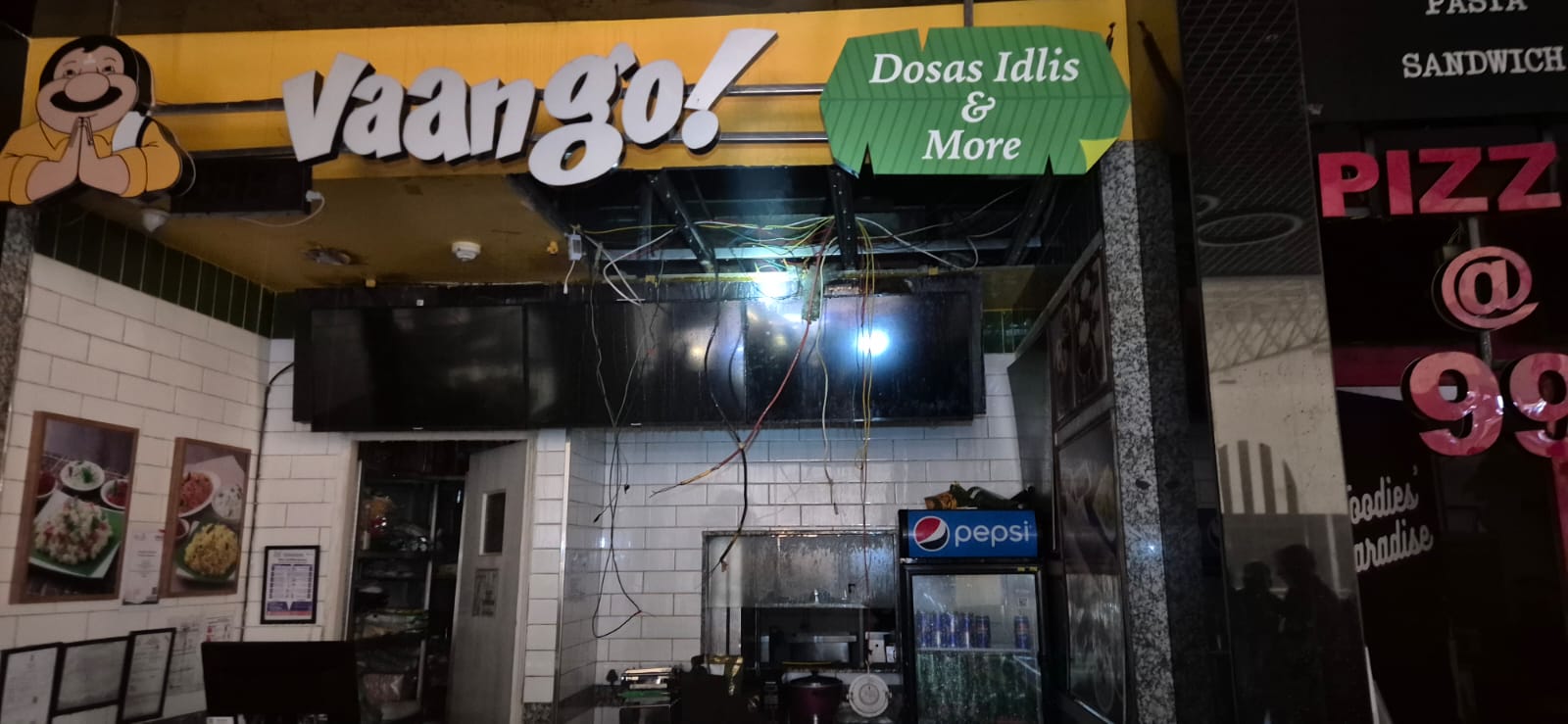 वी3एस मॉल की तीसरी मंजिल पर लगी आग वी3एस मॉल की तीसरी मंजिल पर लगी आग