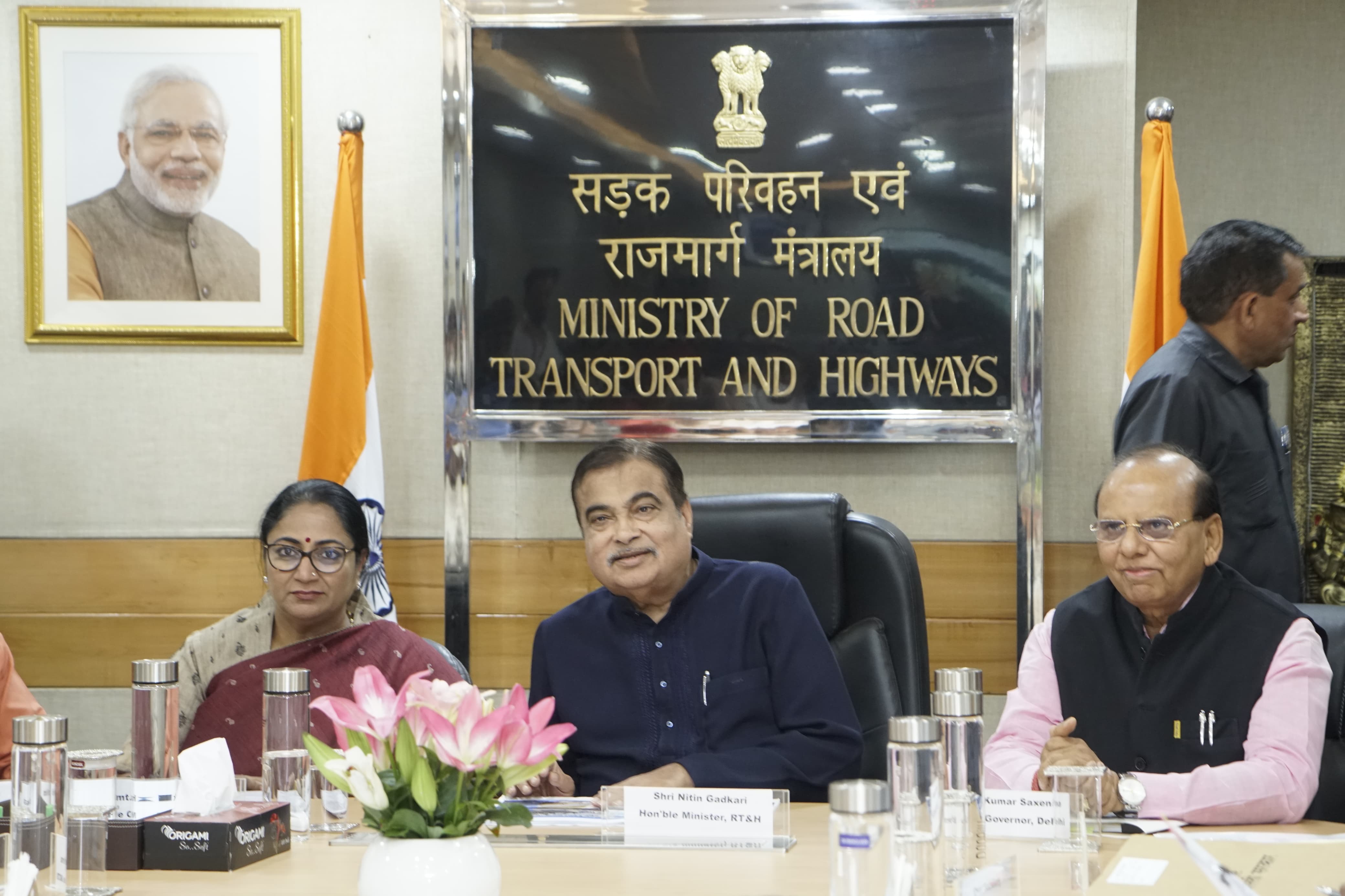 दिल्ली में सड़क एवं परिवहन मंत्रालय में बुधवार को केंद्रीय सड़क परिवहन एवं राजमार्ग मंत्री नितिन गडकरी के साथ बैठक करते दिल्ली के उपाराज्यपाल विनय कुमार सक्सेना और मुख्यमंत्री रेखा गुप्ता