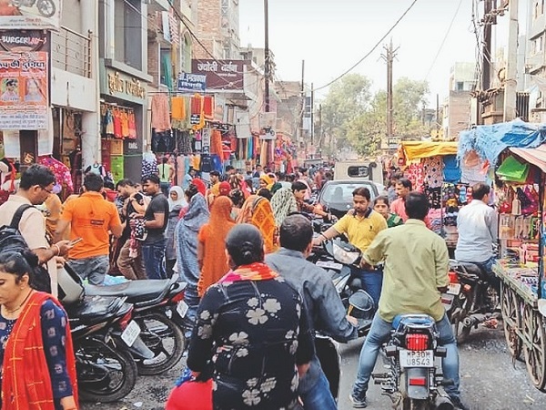 सदर बाजार से गायब हो गए चौड़े फुटपाथ, हाथ ठेला हटे तो फड़ लगाकर अतिक्रमण सदर बाजार से गायब हो गए चौड़े फुटपाथ, हाथ ठेला हटे तो फड़ लगाकर अतिक्रमण