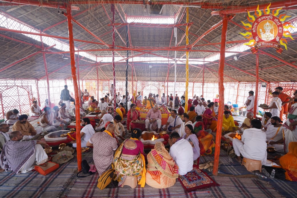 प्रथम दिवस पर यज्ञशाला में विभिन्न शास्त्रीय अनुष्ठान प्रथम दिवस पर यज्ञशाला में विभिन्न शास्त्रीय अनुष्ठान