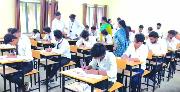 निरीक्षण करते हुए