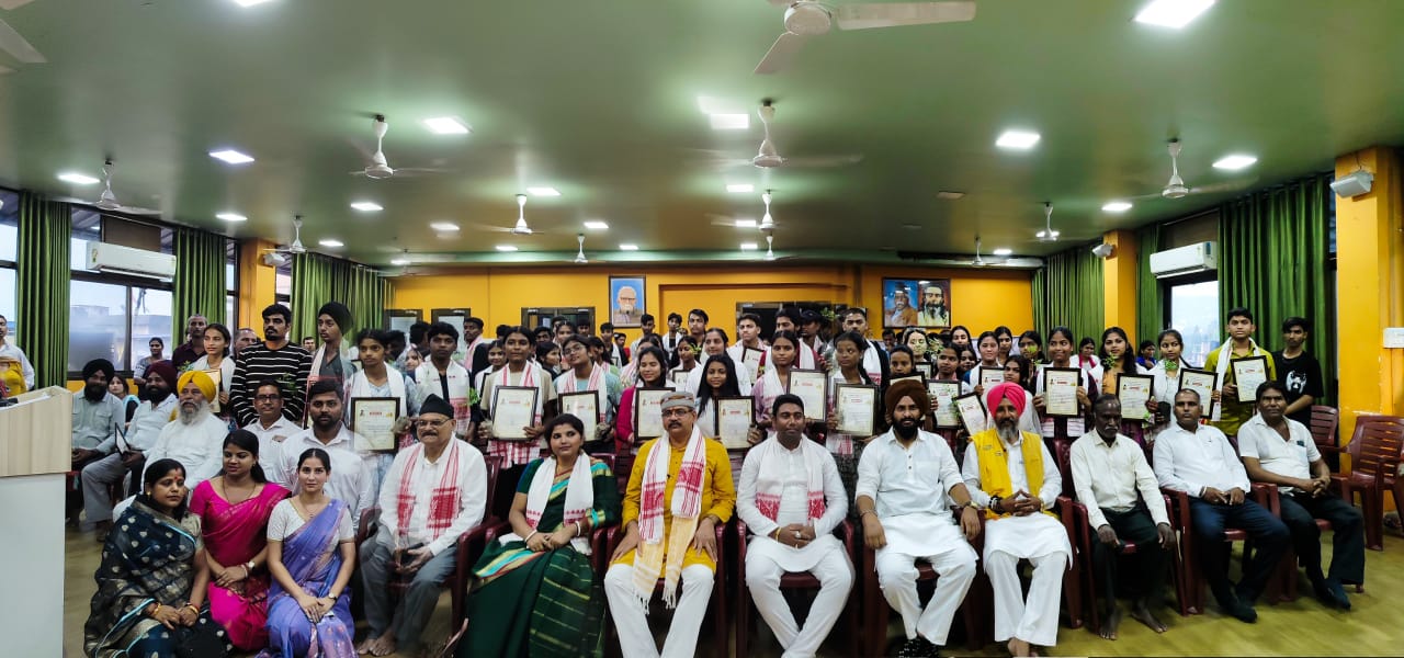 डॉ. हेडगेवार स्मारक समिति तथा बाल्मीकि संगीत विद्यालय द्वारा सफाई कर्मियों के मेधावी बच्चों को सम्मानित किए जाने के अवसर की तस्वीर।