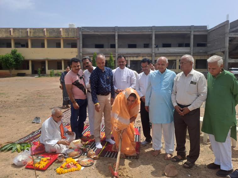 लॉ कॉलेज परिसर में हुडको के 1 करोड़ रू. की मद से बनने वाली सर्वसुविधायुक्त कम्प्यूटर भवन लैब का हुआ भूमिपूजन लॉ कॉलेज परिसर में हुडको के 1 करोड़ रू. की मद से बनने वाली सर्वसुविधायुक्त कम्प्यूटर भवन लैब का हुआ भूमिपूजन