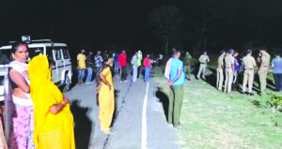 घटनास्थल पर मौजूद लोगों की भीड़ घटनास्थल पर मौजूद लोगों की भीड़
