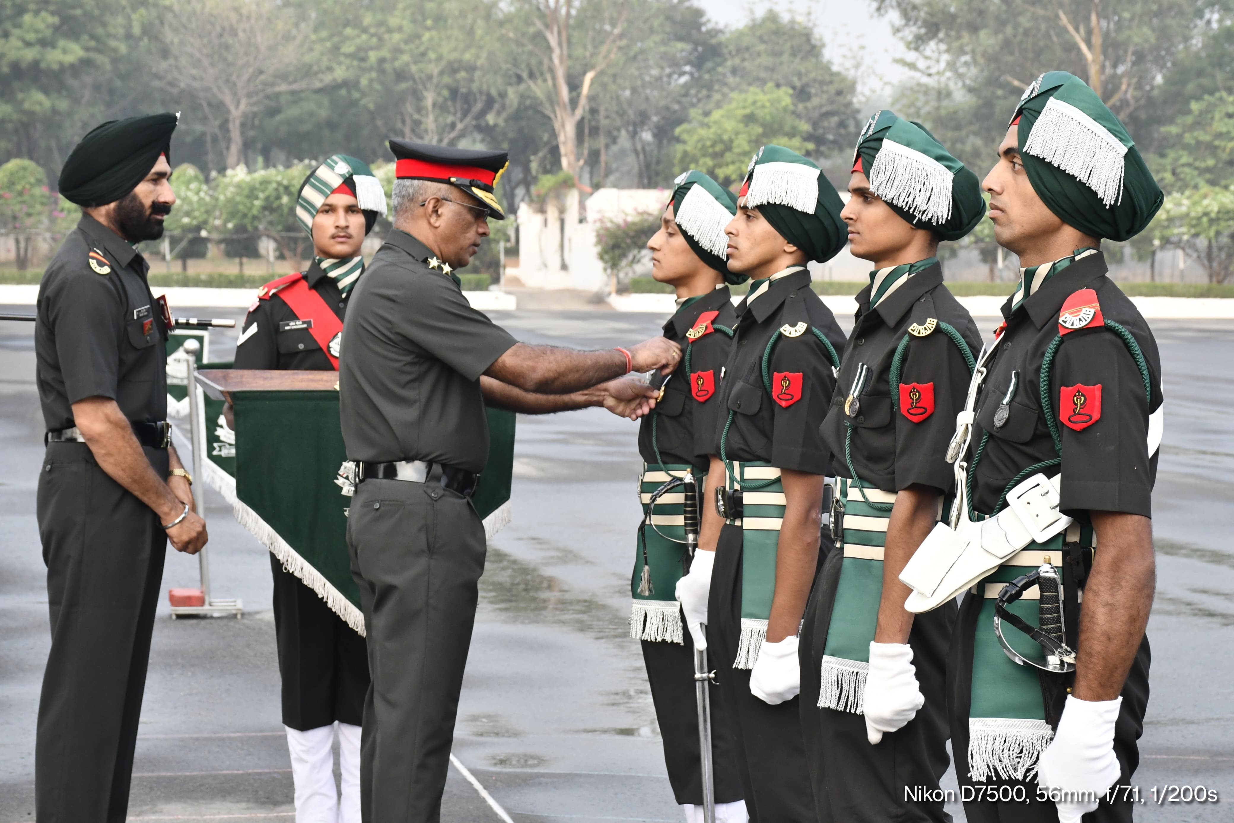 पासिंग आउट परेड सम्मानित करते ब्रिगेडियर