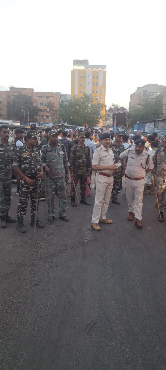 बैंड के दौरान पुलिस बल तैनात बैंड के दौरान पुलिस बल तैनात