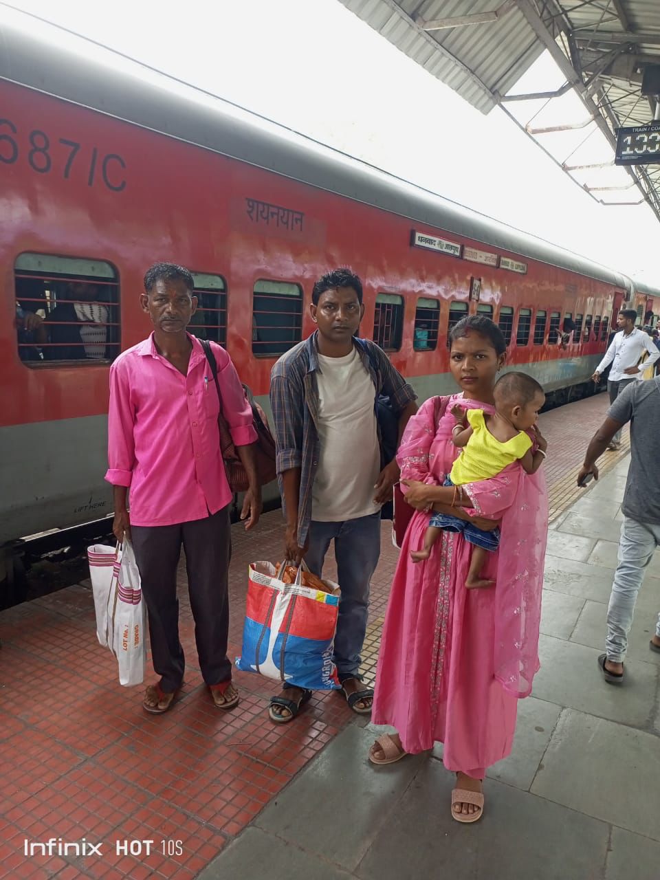 बच्ची के साथ परिजन बच्ची के साथ परिजन